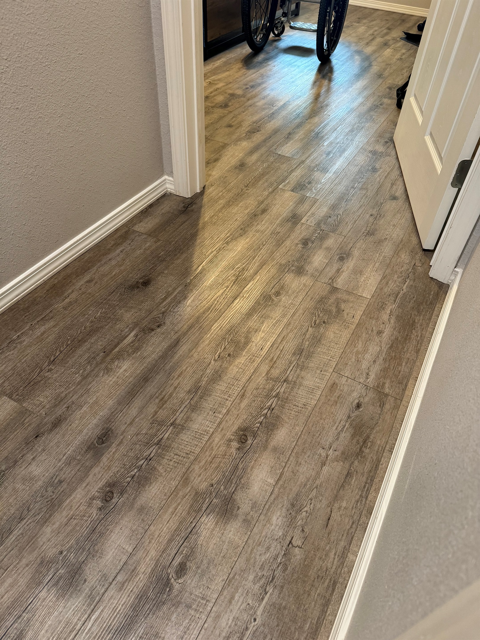 ♿ Step-free access with wide doorways and smooth flooring throughout the bedrooms and master shower room.