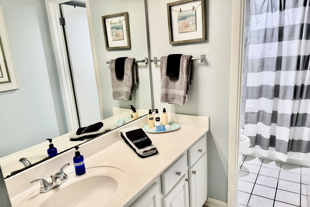 The en suite master bath has lots of room for all of your things! As well as a tub/shower combo!