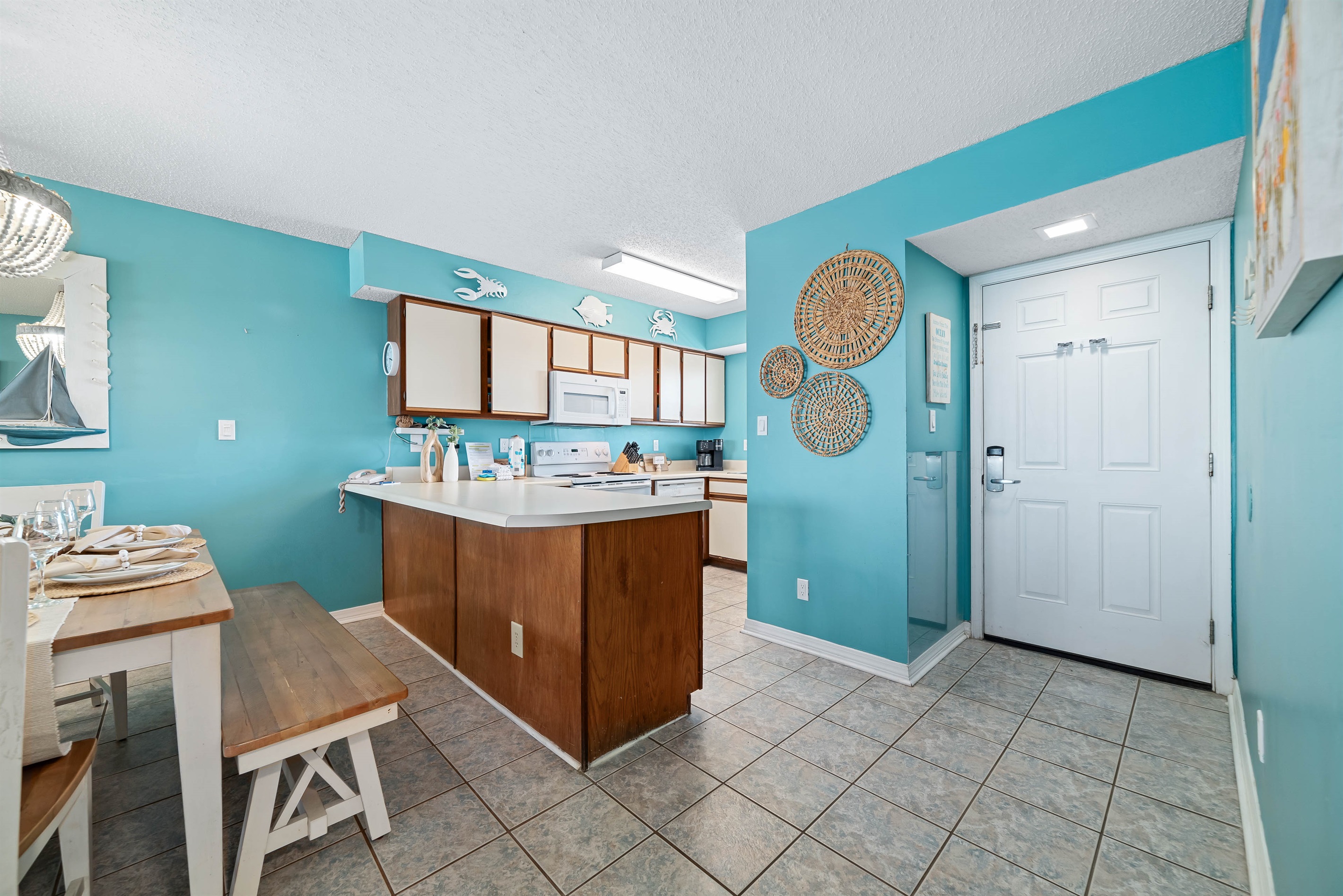 Flexible dining options for every occasion. Enjoy a formal meal at the dining table or a casual snack at the breakfast bar, seamlessly connected to the fully equipped kitchen.