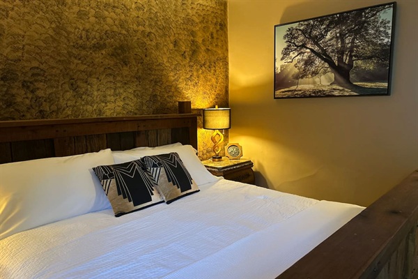 King for a day! Super comfy king bed, 4 pillows, quality linens, xtra blankets, blackout curtains.