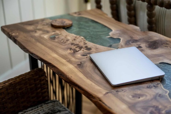 The provided live edge work desk gives you the option to keep in touch.