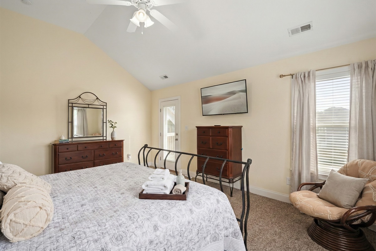 Top Level Bedroom – Comfort, Space & Relaxation Await!