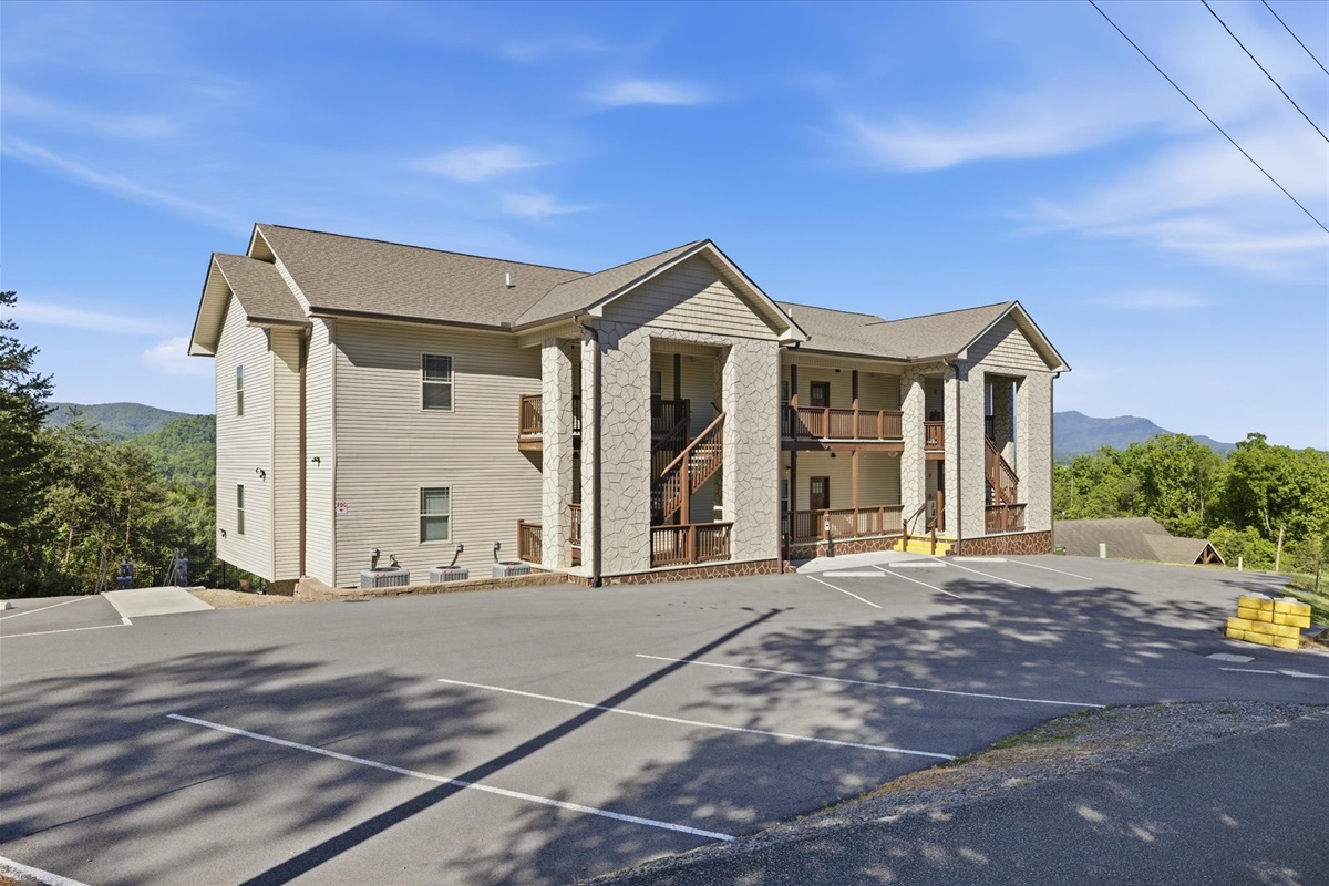 Pull in, park with ease, and you’re here—no long walks, no confusion. The clubhouse is right ahead, so unloading and getting settled is quick and simple.