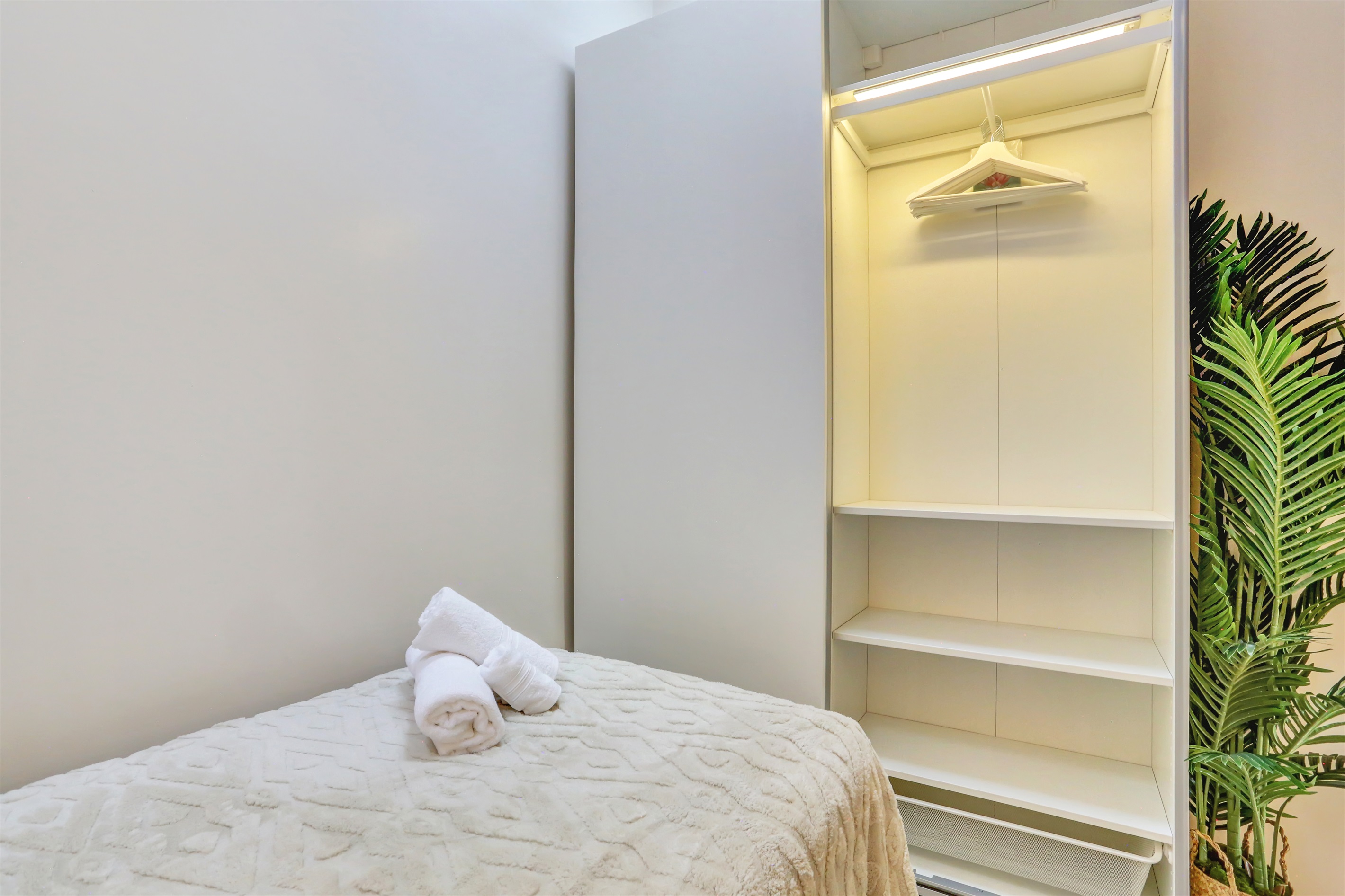 Second bedroom with a spacious wardrobe and storage space, ideal for a comfortable and organised stay.