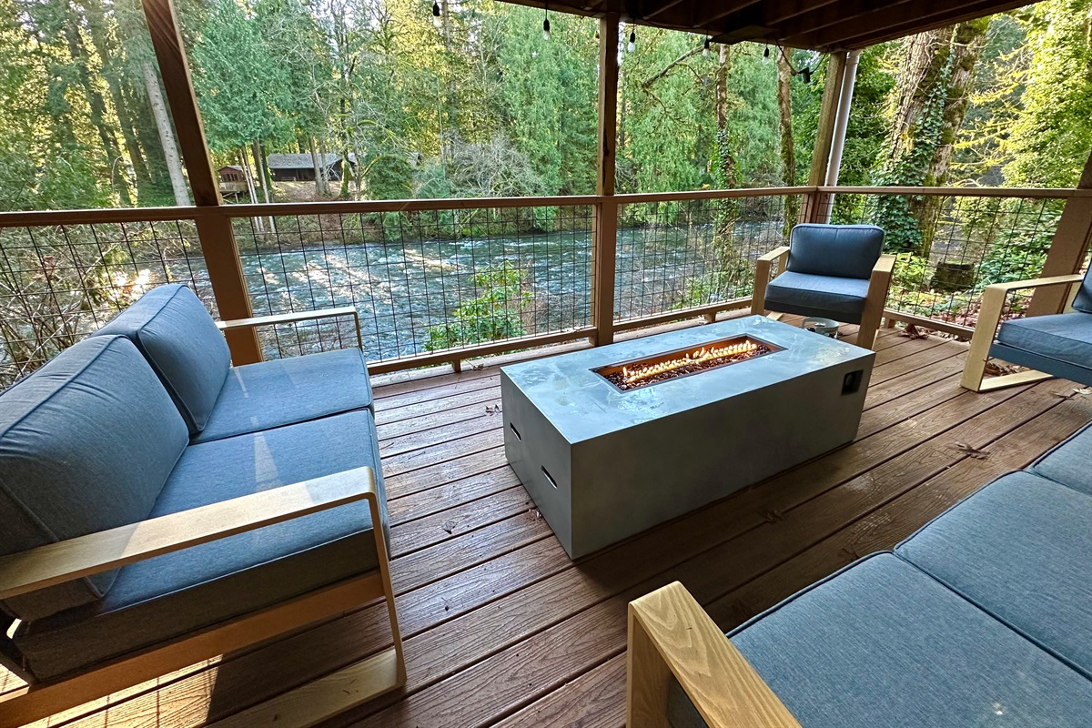 Nestled on the banks of the Salmon River, you can enjoy the river, surrounding trees and birds from 3 large decks off the main house. 