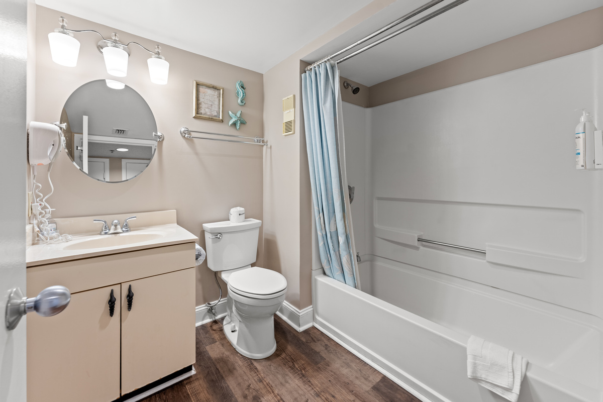 2nd bathroom with tub/shower combo