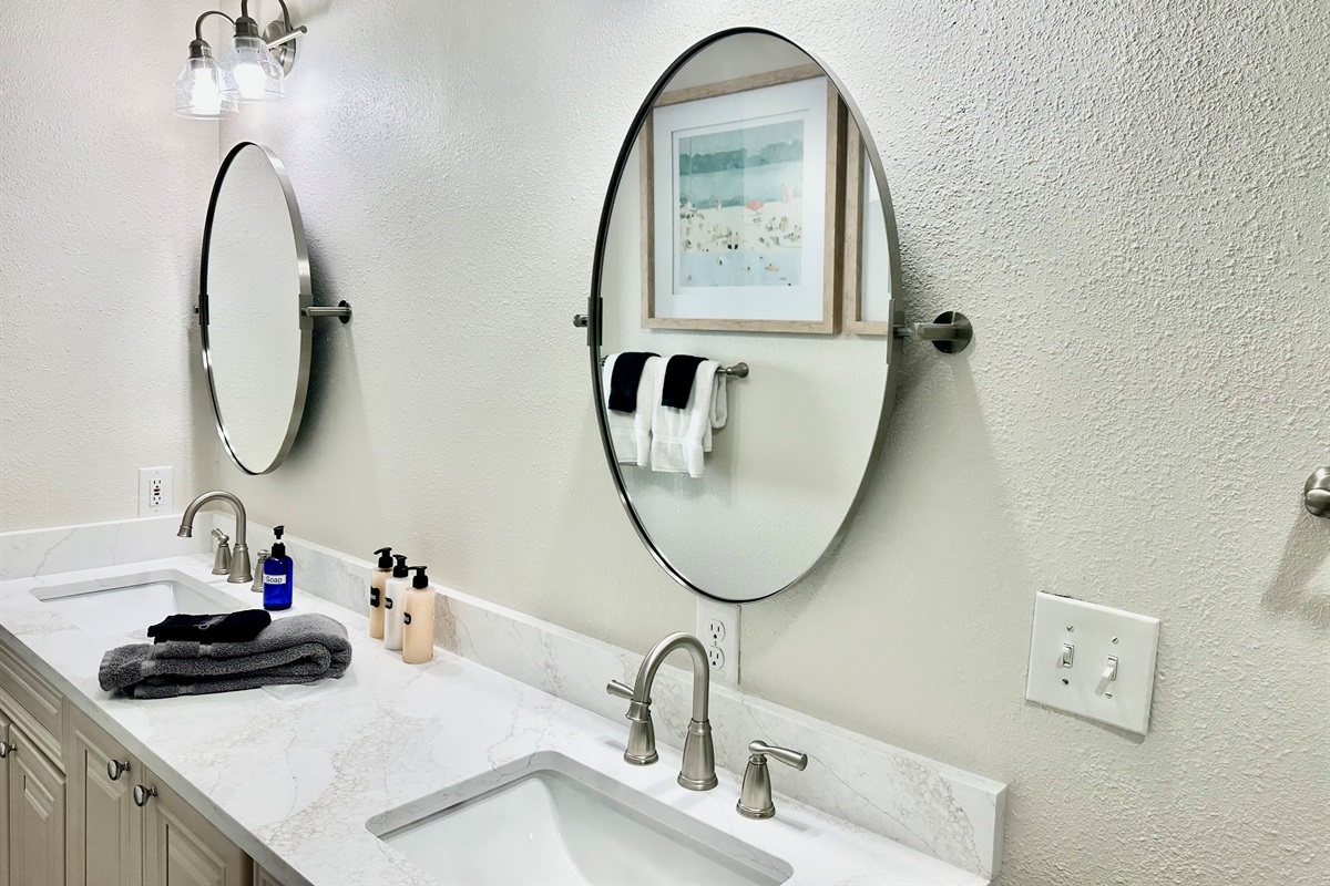 New quartz counter tops, new fixtures and new mirrors!  Loverly!