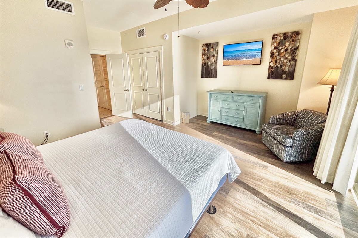 King size bed with flatscreen TV