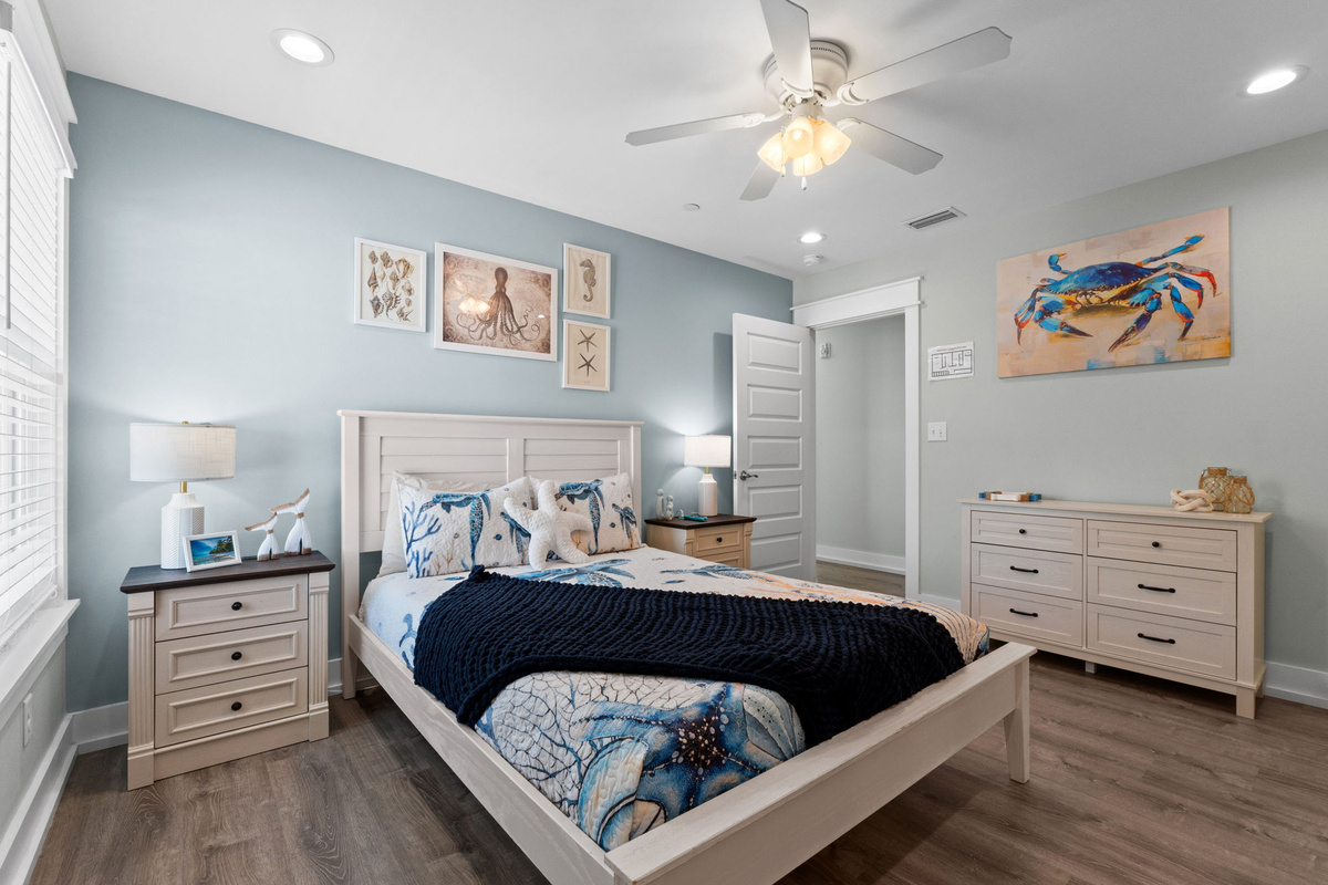 3rd floor queen with private bath
