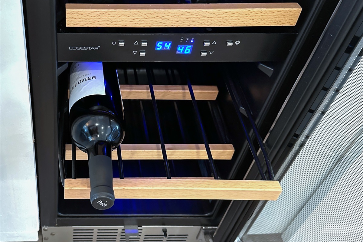 Enjoy the additional drinks fridge below with temperature control.
