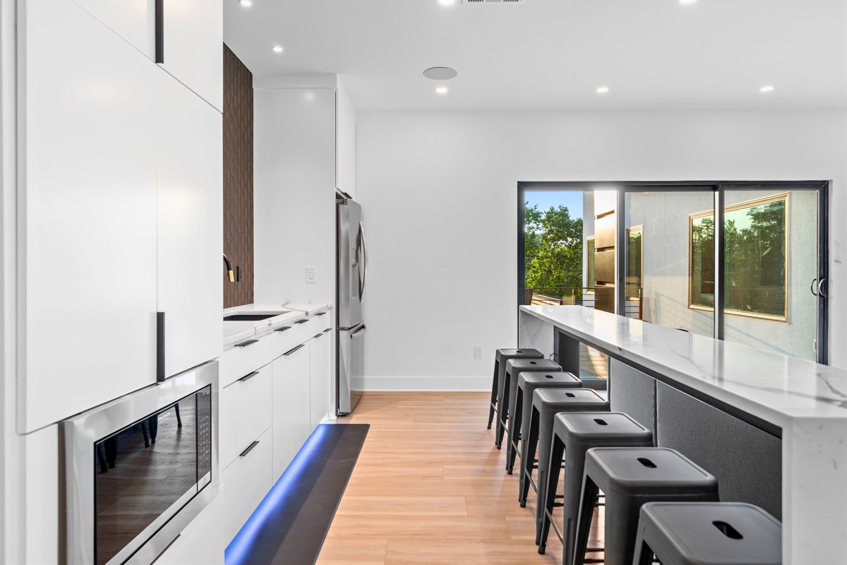 Ideal for guests or as a secondary cooking area, this mini kitchen combines style and functionality.