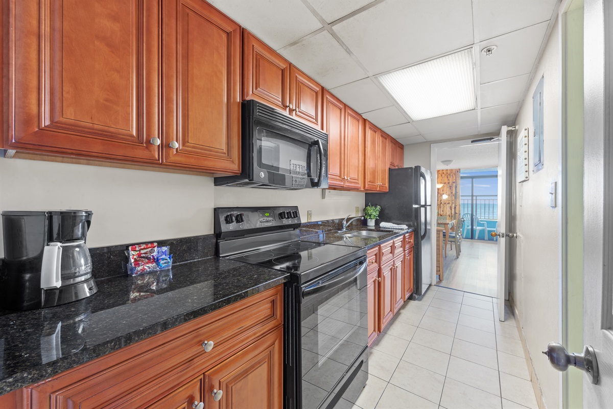 Discover a modern kitchen equipped with all essentials, allowing you to prepare meals with a view of the ocean.