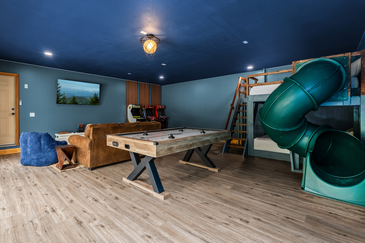 Bunk / Game room - Air hockey, laser tag, arcades