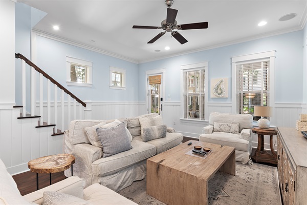 Bright Open Living Room with 10’ Ceilings – Perfect for Family Gatherings