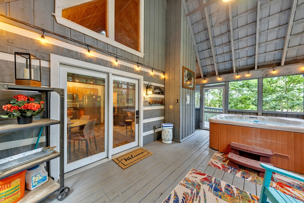 Large screened in porch directly off the living room