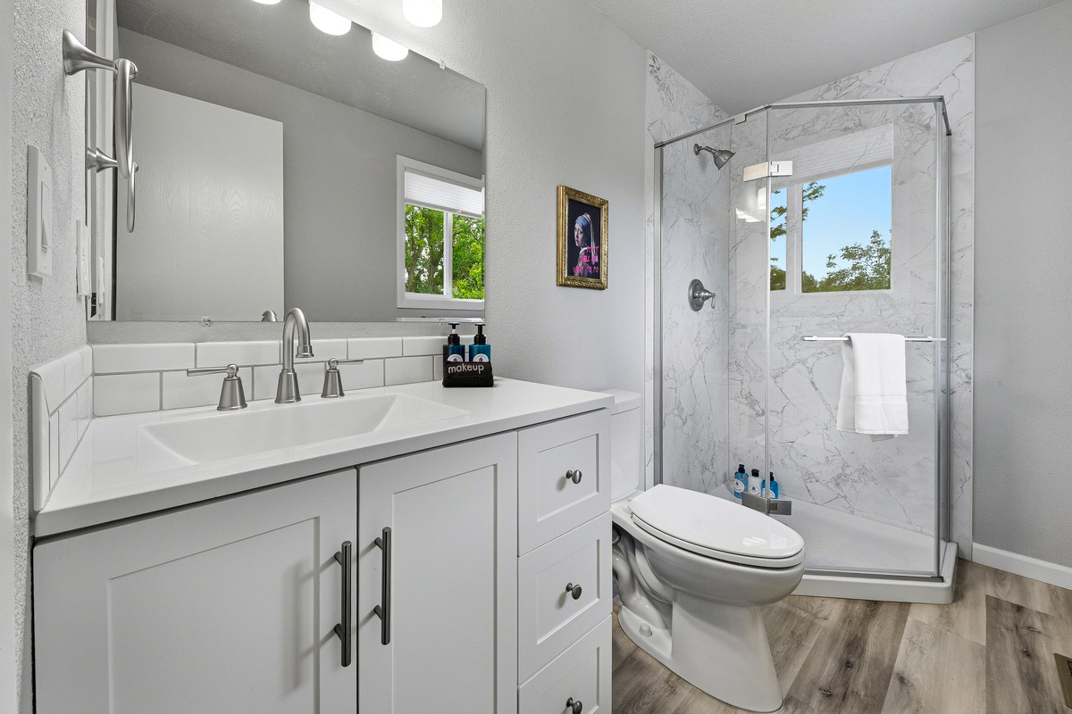 En suite bathroom for Teal bedroom