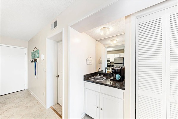 coffee bar / wet bar