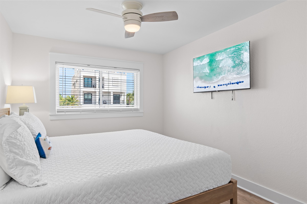 Guest Room 3 (Level 2): KING bed, Smart TV, Views of Scenic Gulf Drive, Updated Full Bathroom with Shower/Tub Combo (Sleeps 2)