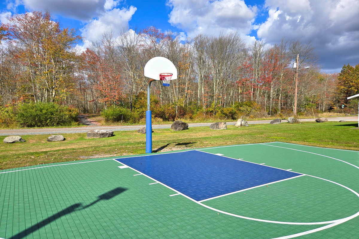 Community amenity (some are seasonal) - Arrowhead Lake - Serhii Vacation Rentals
