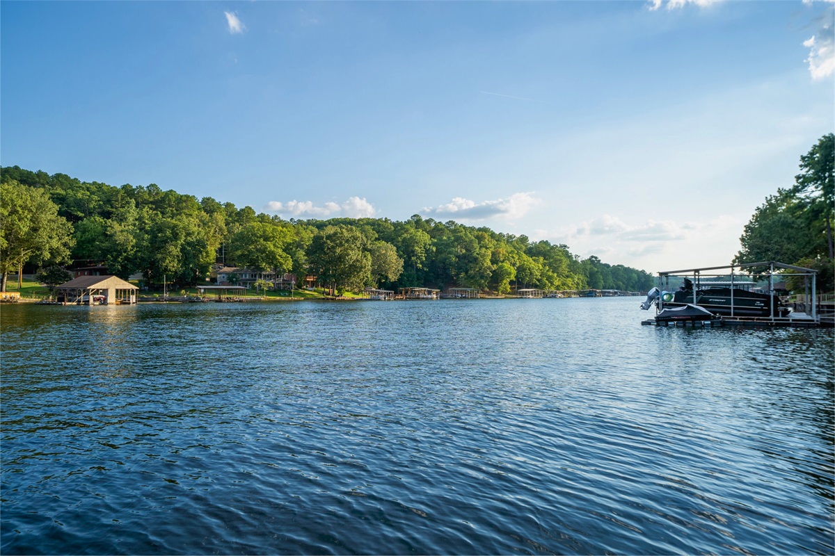 Enjoy the Endless Views of Lake Hamilton