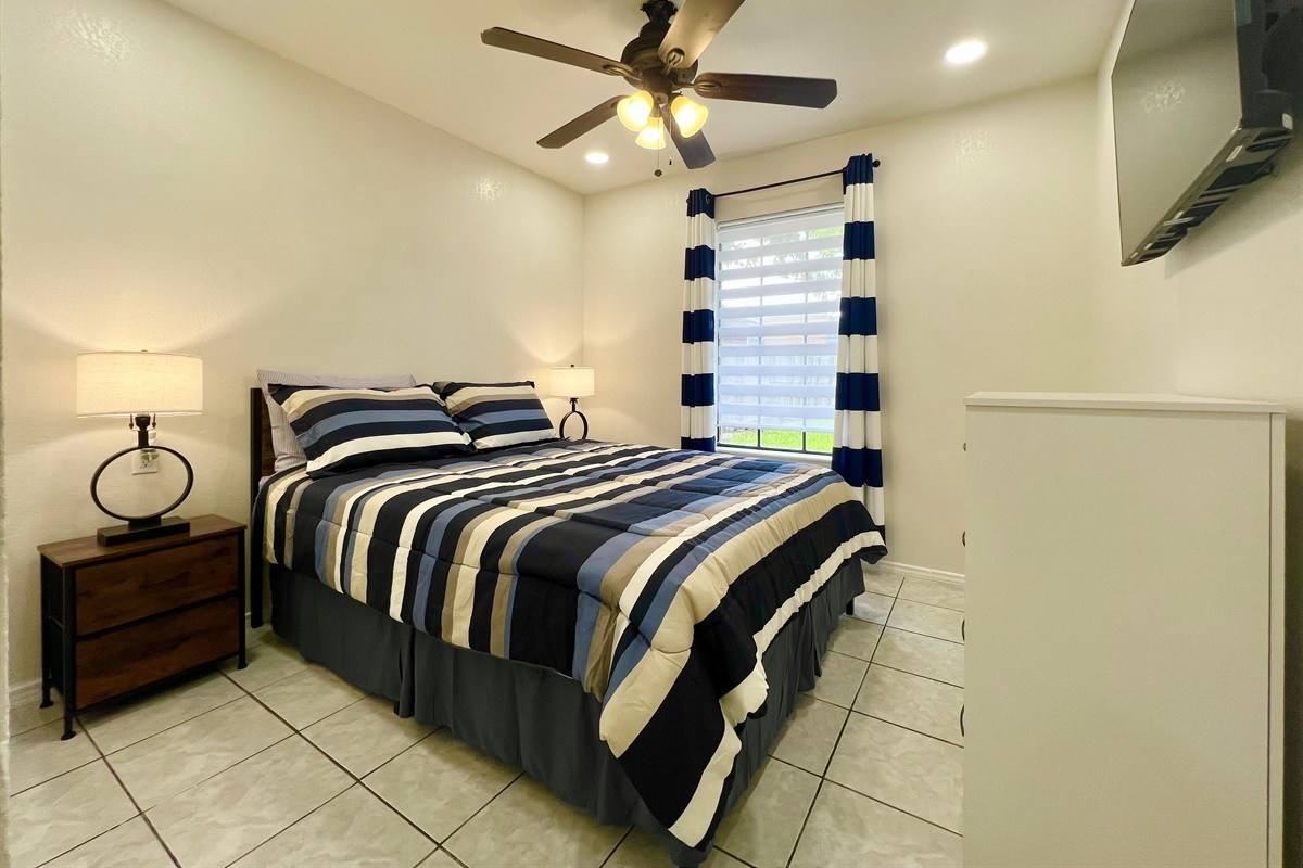 2nd bedroom - 1 queen (Smart TV!)