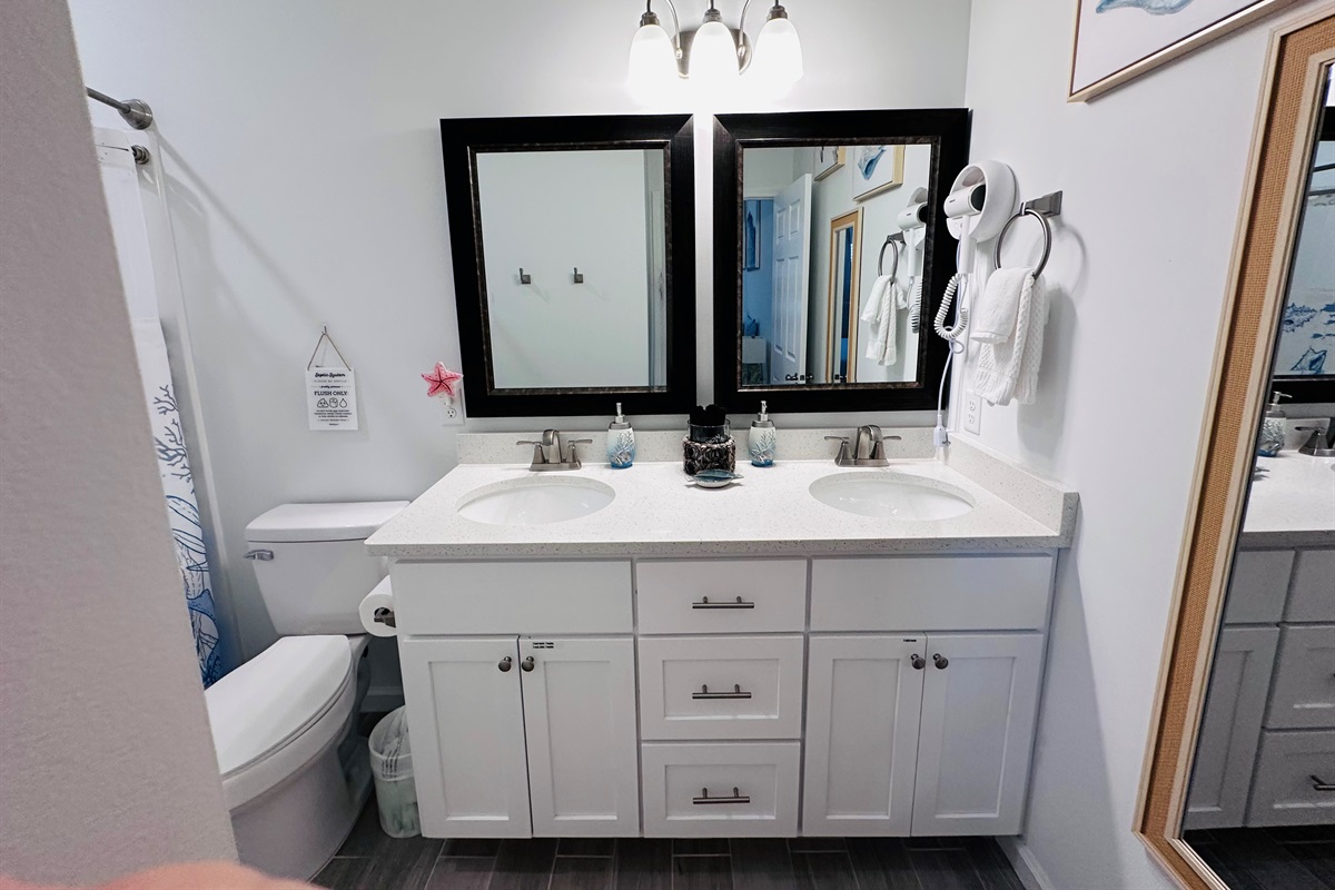 Main en-suite bathroom