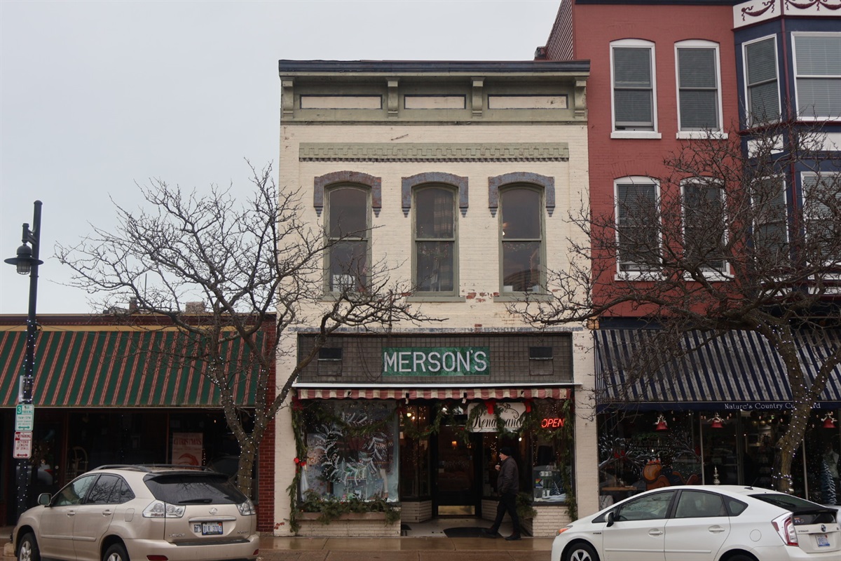 Walk 10-15 minutes to the quaint downtown area of South Haven with many shops, restaurants, and a movie theater. 