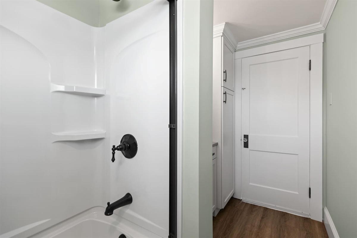 Downstairs shower/tub!