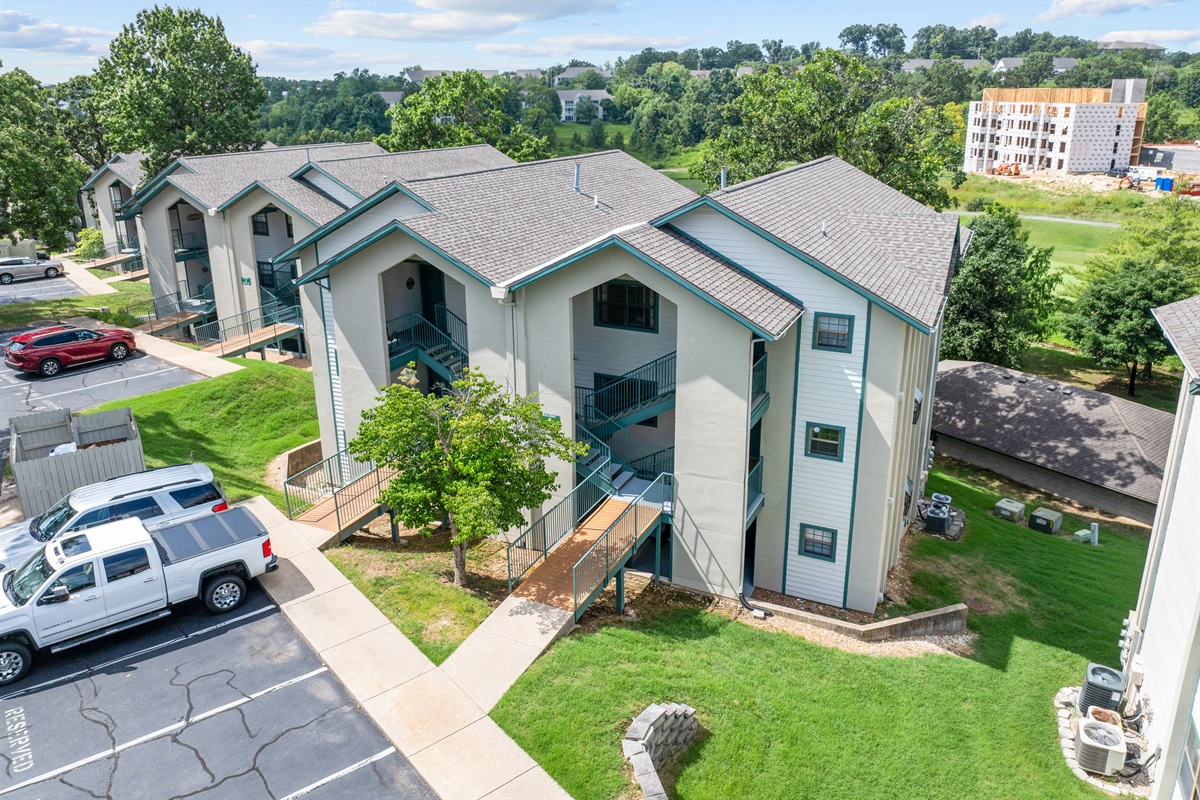 🚗 Walk-in level access! No stairs to climb — just an easy stroll from the parking lot to your front door.