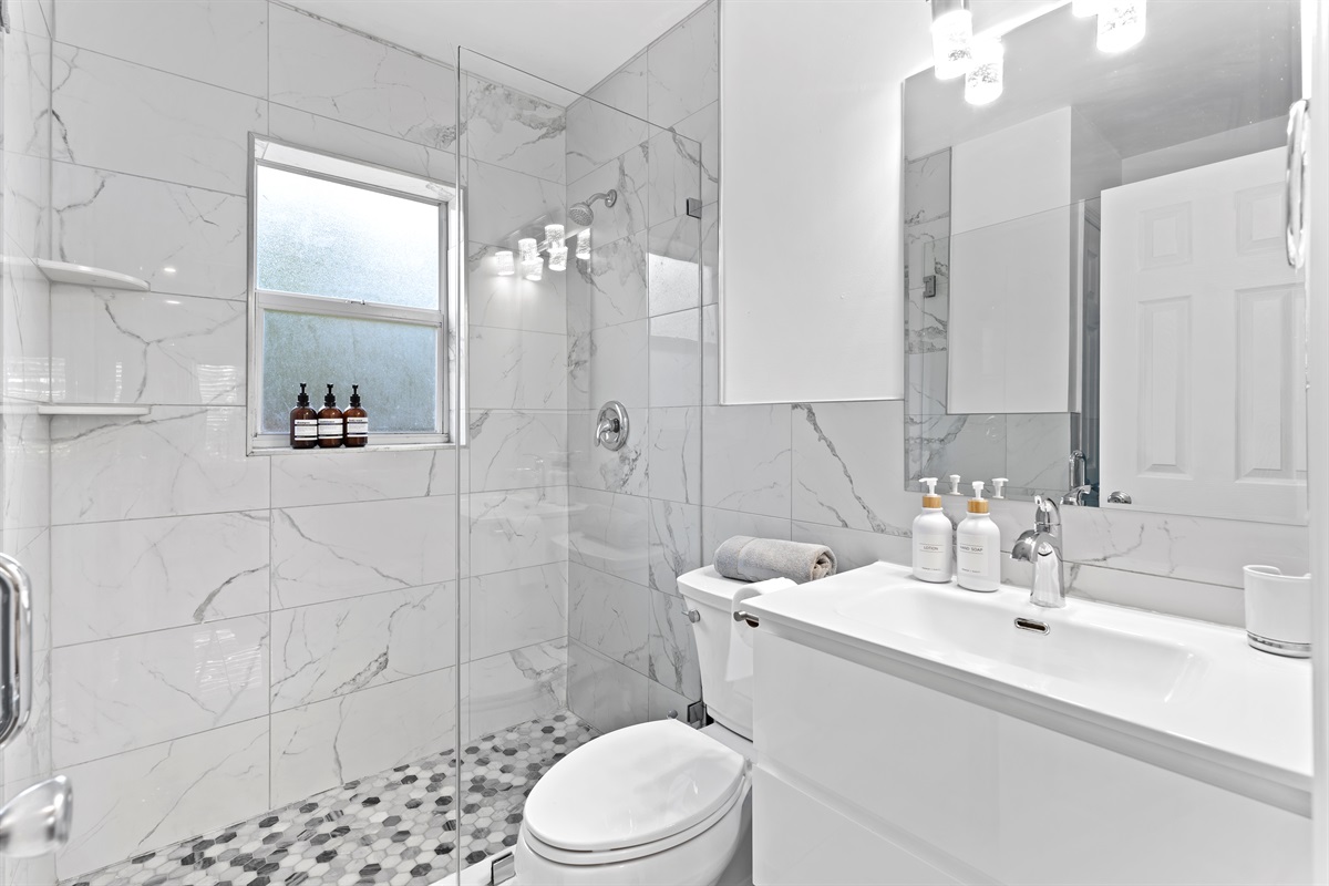 Spa-inspired finishes and marble details elevate your everyday routine.