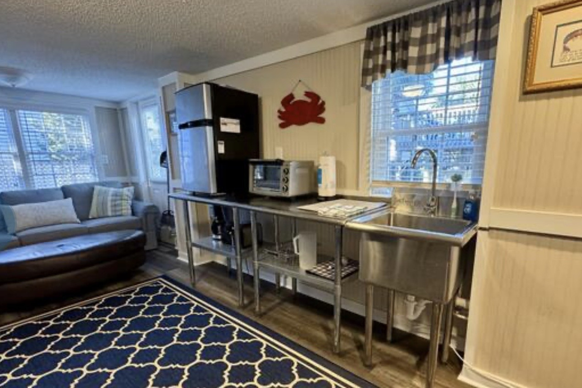 A fully equipped kitchen that makes cooking together part of the vacation. ⭐
