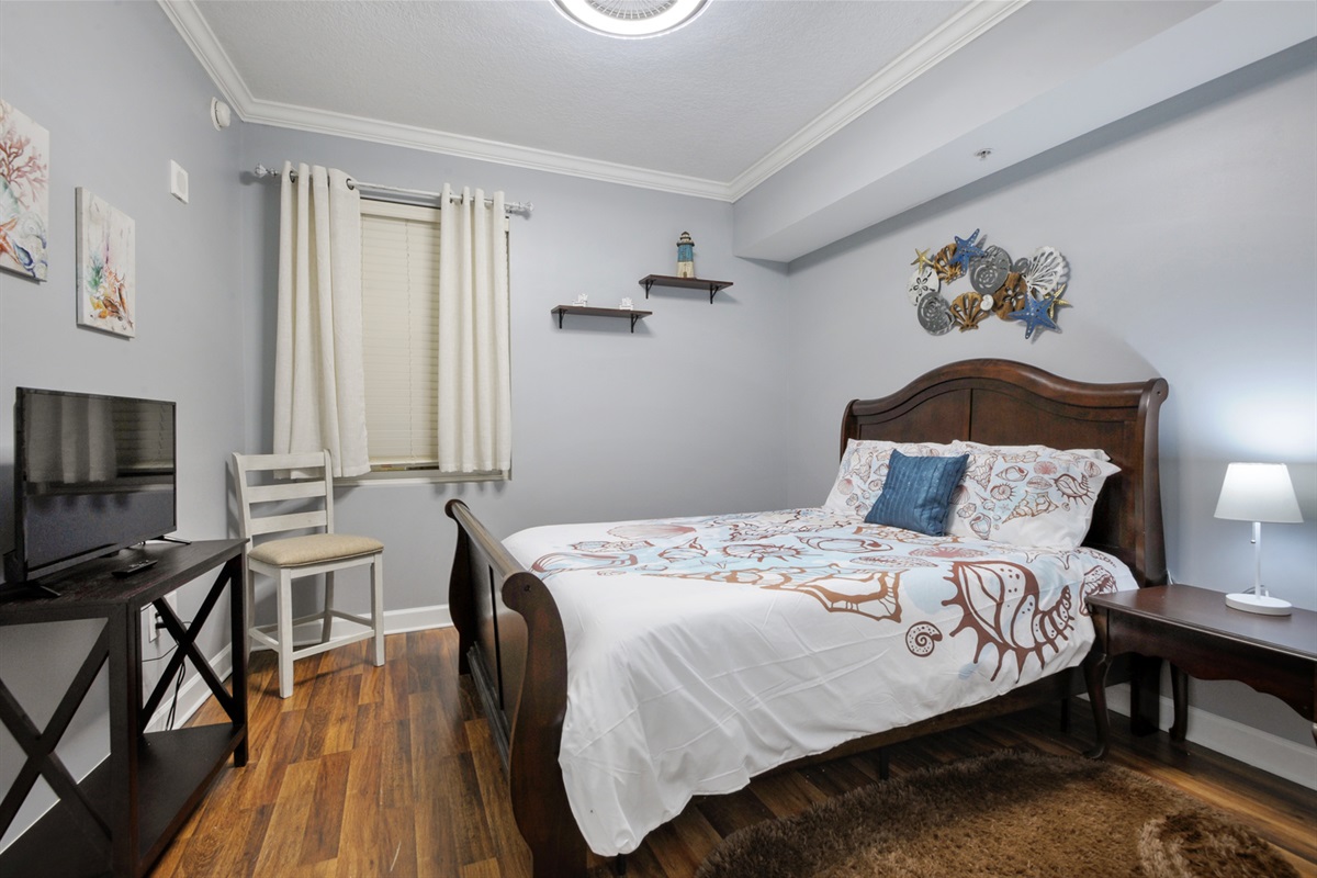 Bedroom 2. Queen bed. En-suite bathroom which connect to hall. Tv. Closet.