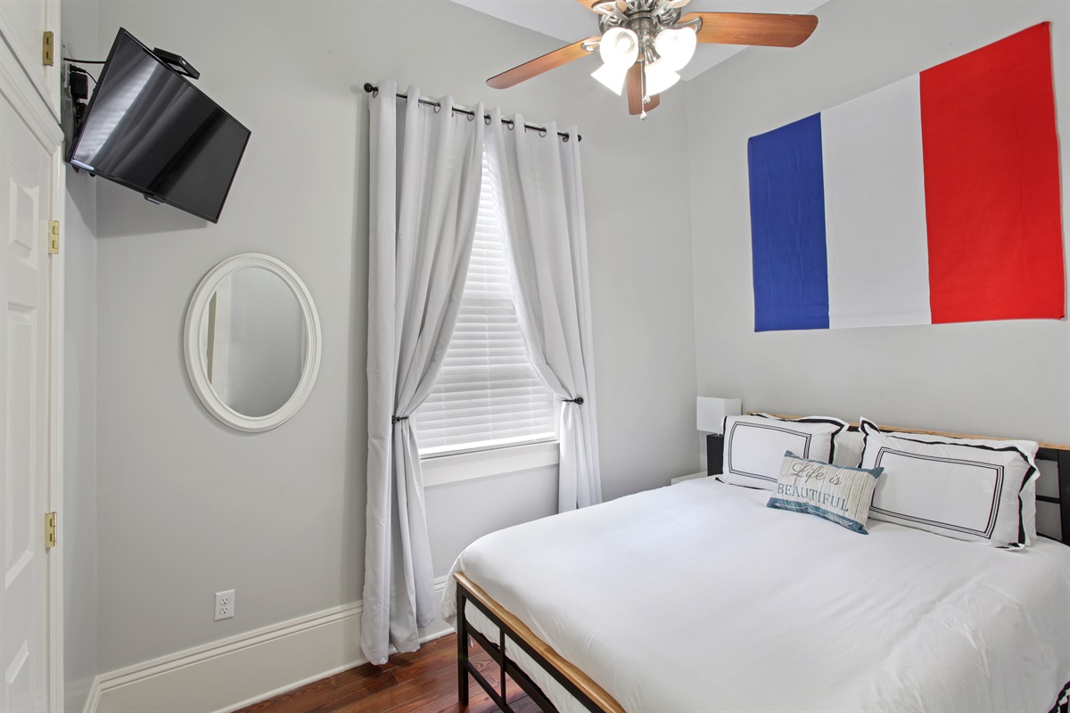 Bedroom 2. 1 queen bed. 32" tv. Closet. Luggage rack.