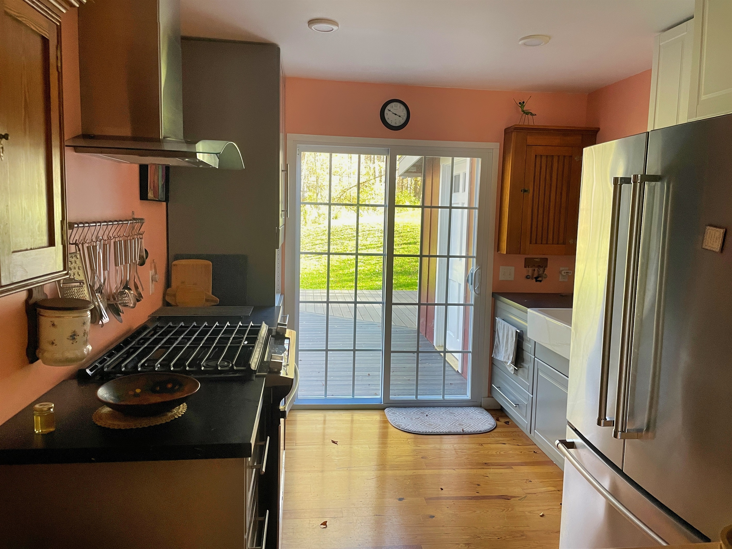 Big Pines fully equipped kitchen with sliding doors to the back deck.