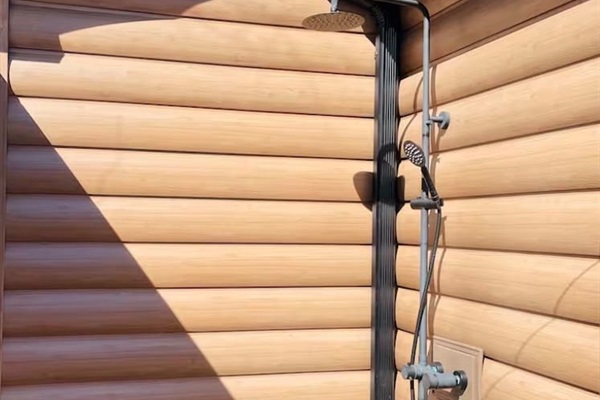 The treehouse deck offers a luxurious outdoor experience with a private, elevated hot tub. The hot tub is available 365 days 24/7. Additionally, you can enjoy a refreshing outdoor shower, May 15-October 15.