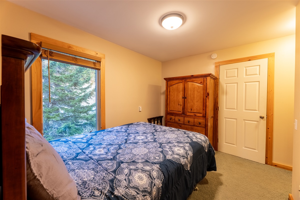 4th Floor Bedroom w/ Queen