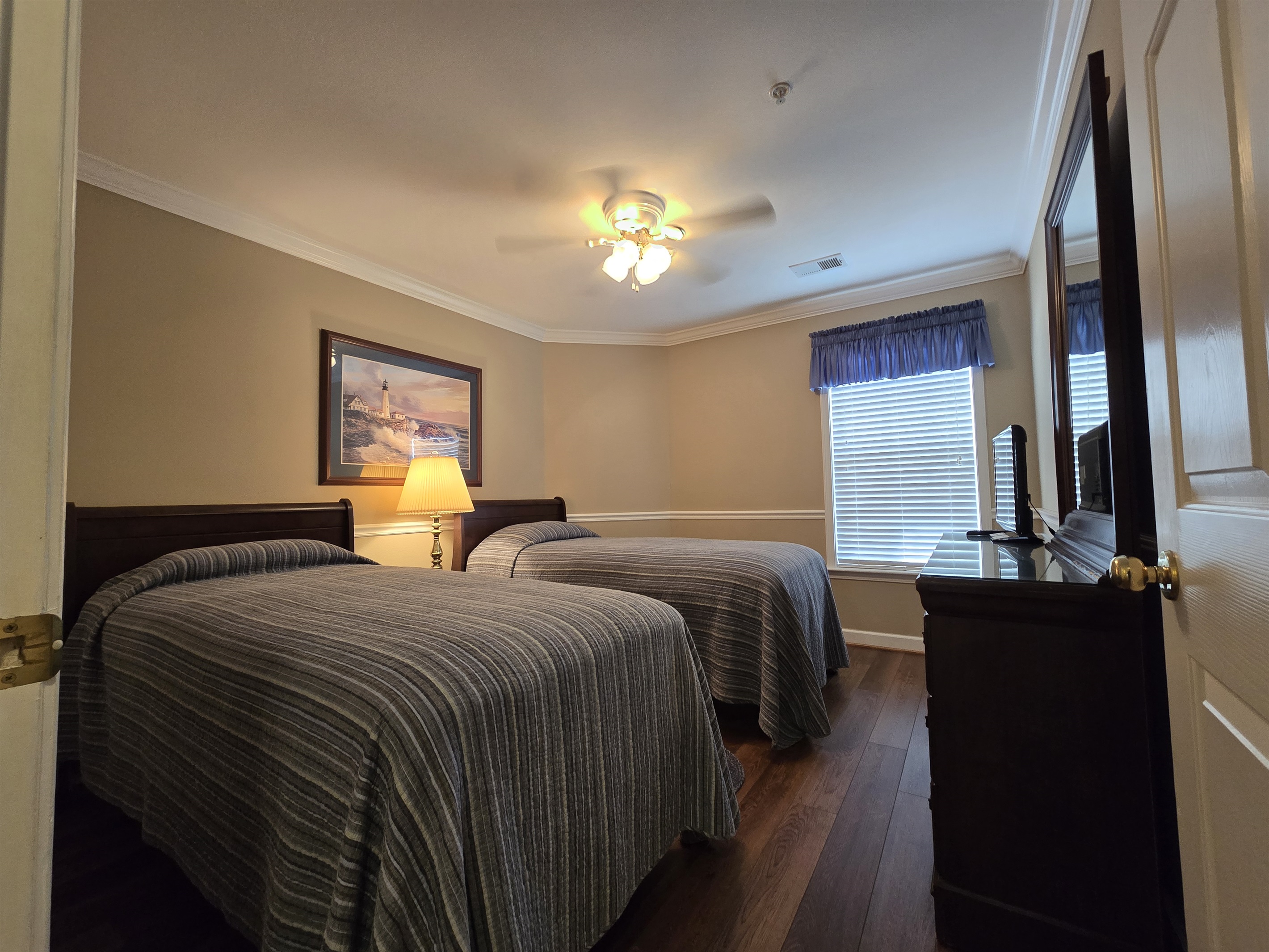 2nd bedroom with 2 twin beds