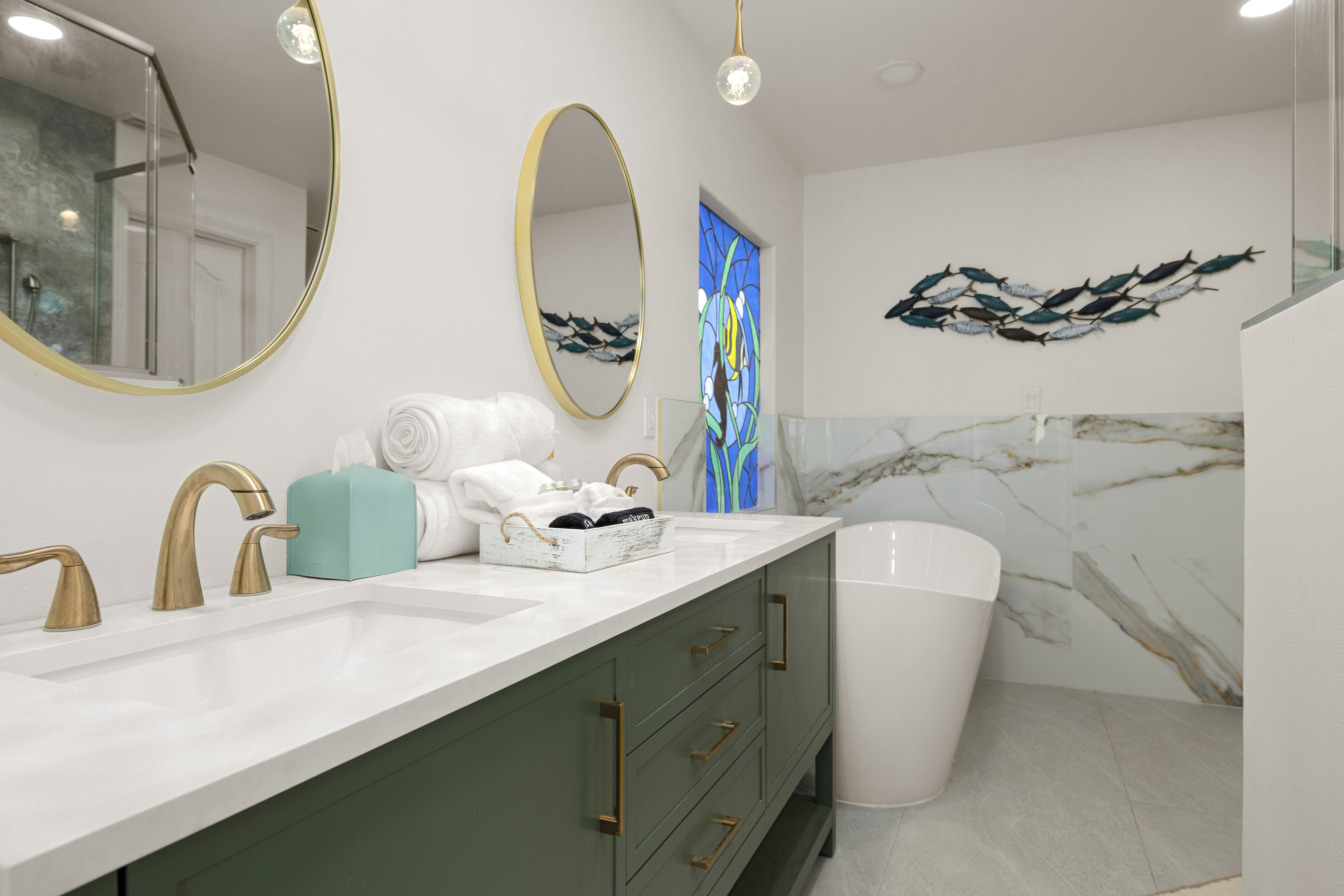 Pelican ensuite / Double vanity and full size soaking tub