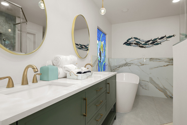 Pelican ensuite / Double vanity and full size soaking tub