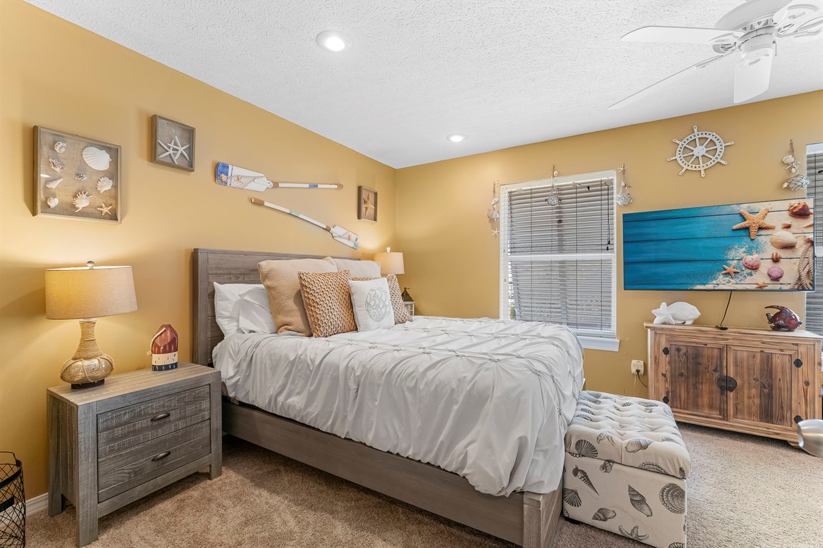 Cozy and versatile: queen bed + queen sleeper sofa/futon + full private bathroom = perfect for families or extra guests.