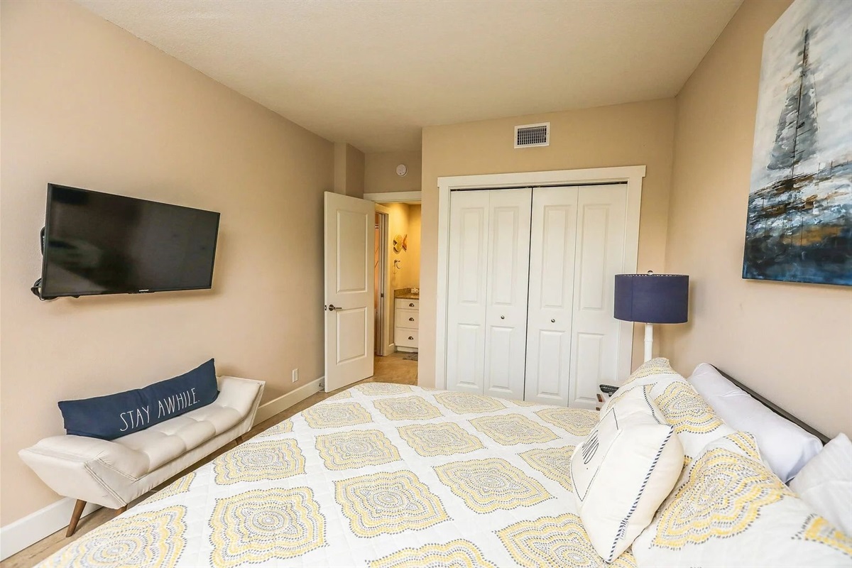 Flat-screen TV and cozy bedding – unwind in privacy.