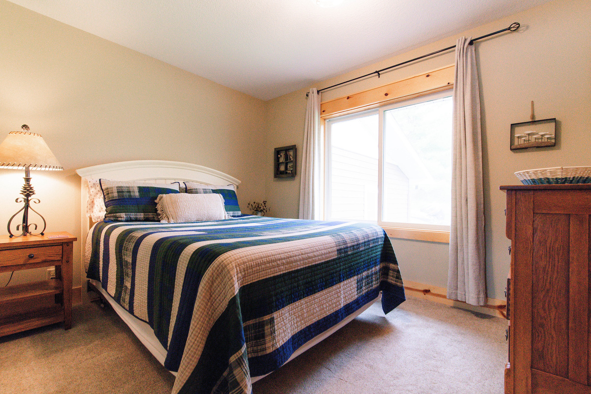 Cozy Queen bed on main level!
