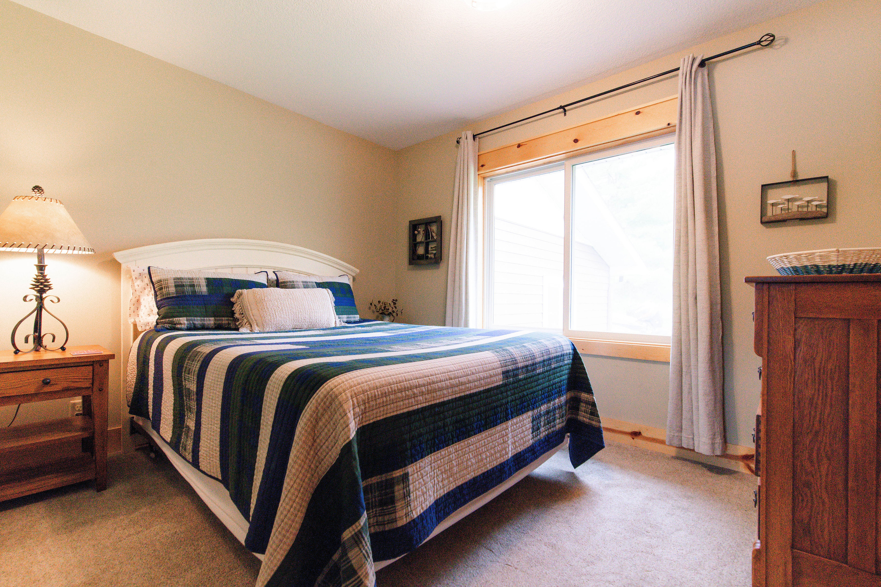 Cozy Queen bed on main level!