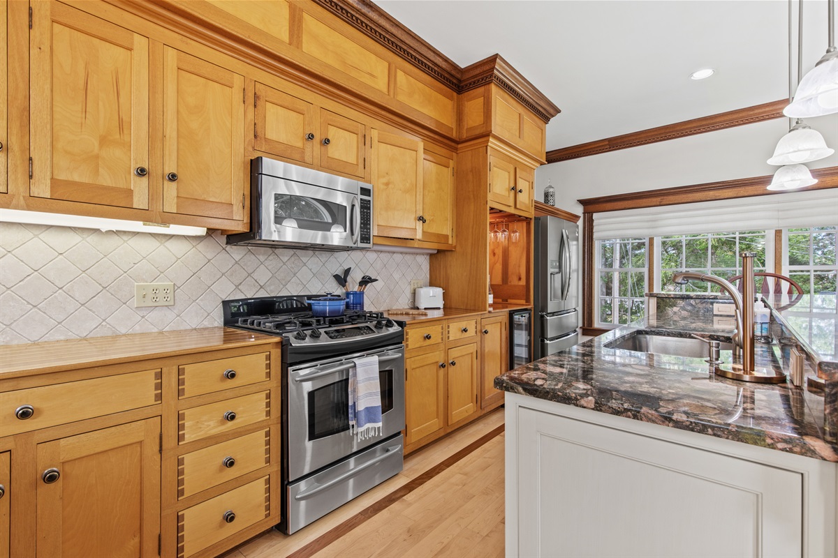 Large prepping area in this kitchen