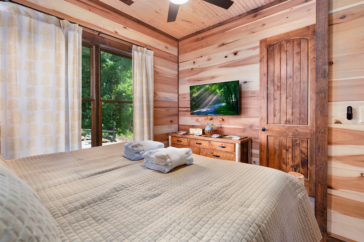 Charming cabin d&eacute;cor and peaceful views.