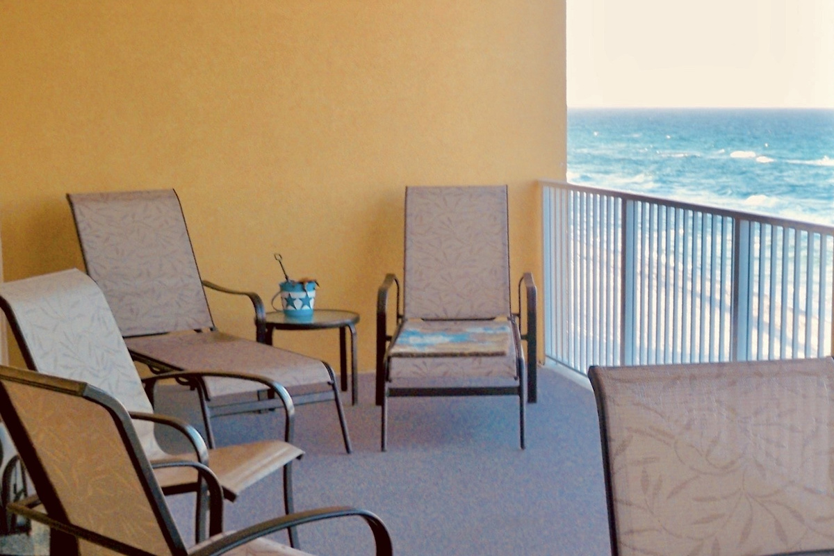 Private balcony (10'x28')