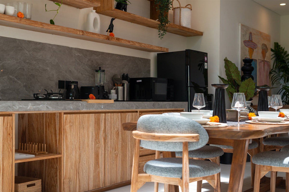 Dining Area & Kitchen