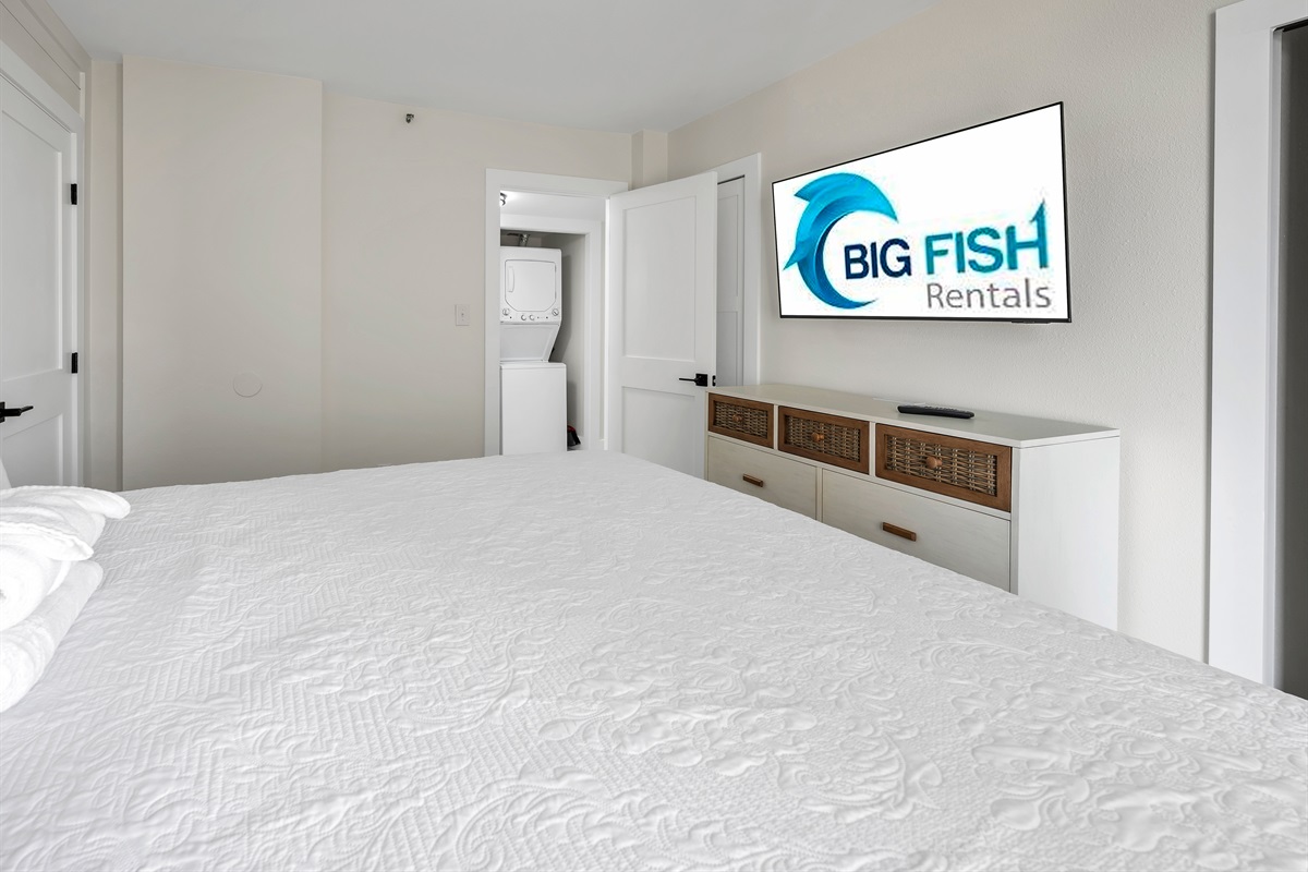 Modern 2nd bedroom with King Bed and En Suite Bathroom