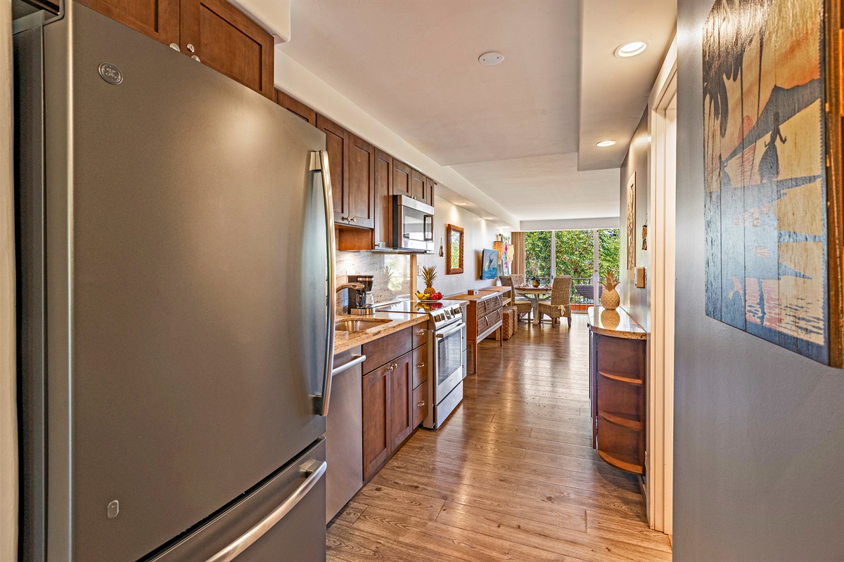 Full-sized fridge, freezer, dishwasher, microwave, and oven