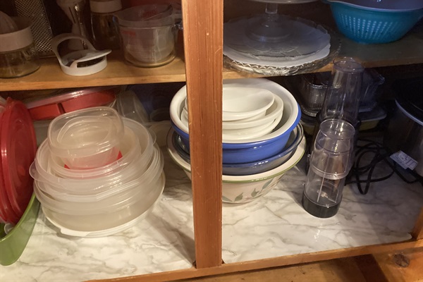 Food storage containers and mixing bowls.